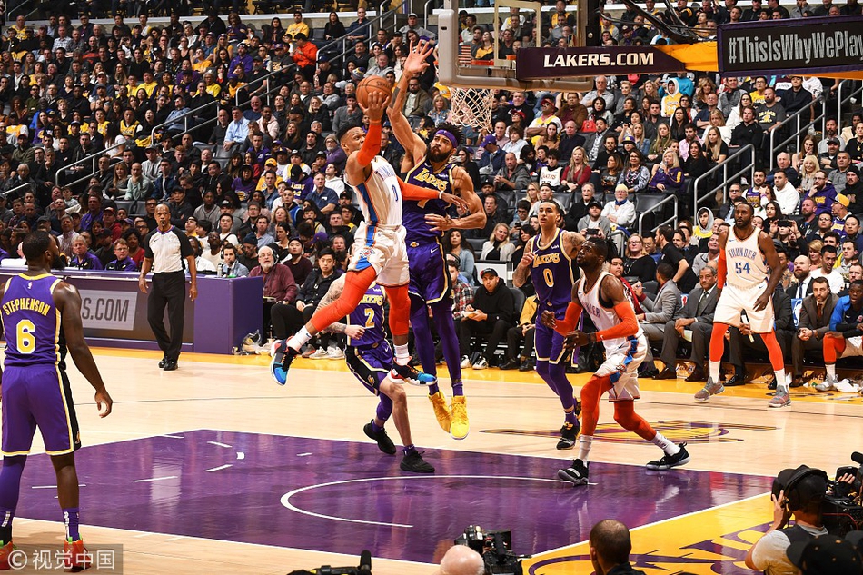 字母哥持票 字母哥持票